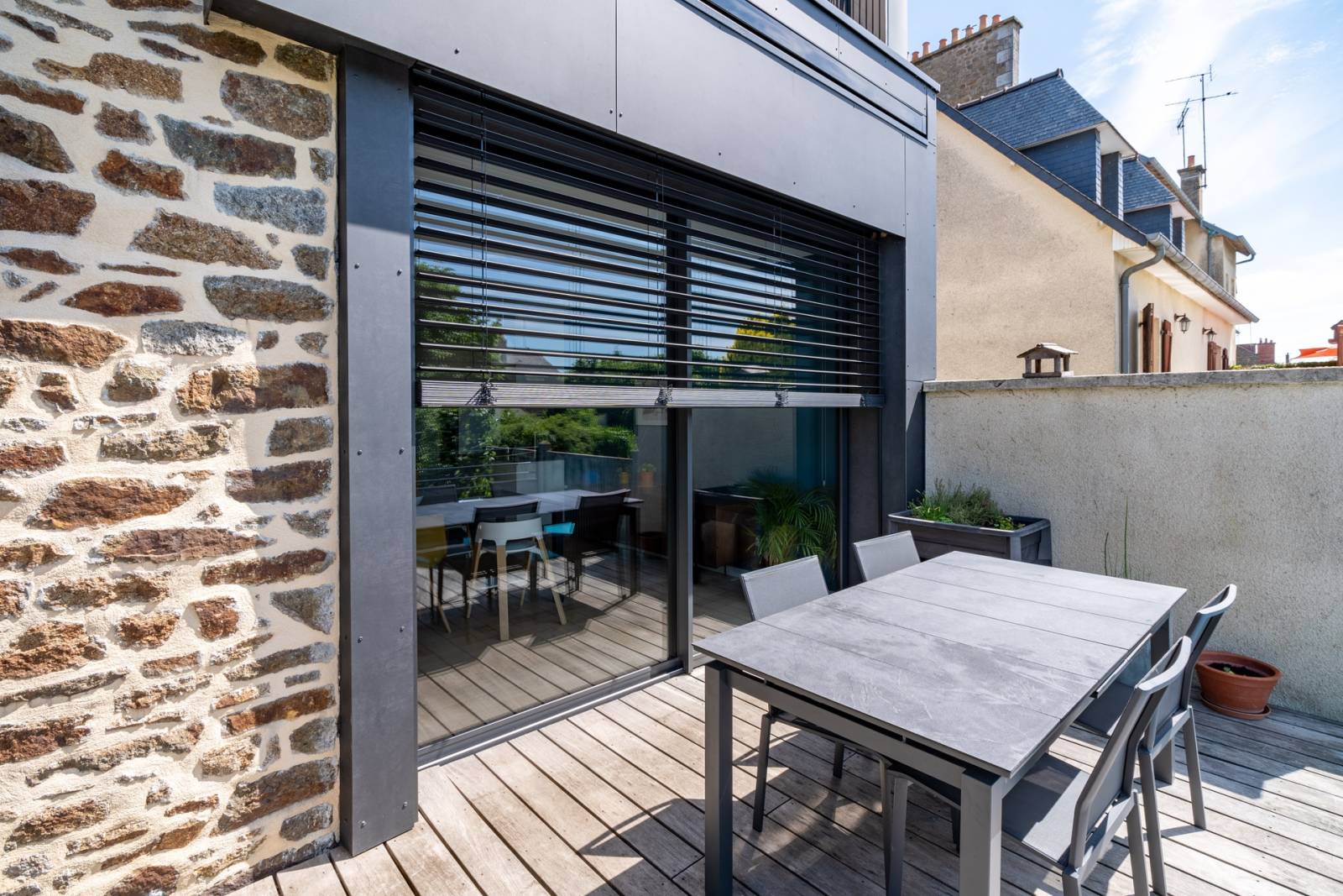 Menuisier pour fourniture et pose de stores brise soleil dans une maison proche du Bouscat (33)