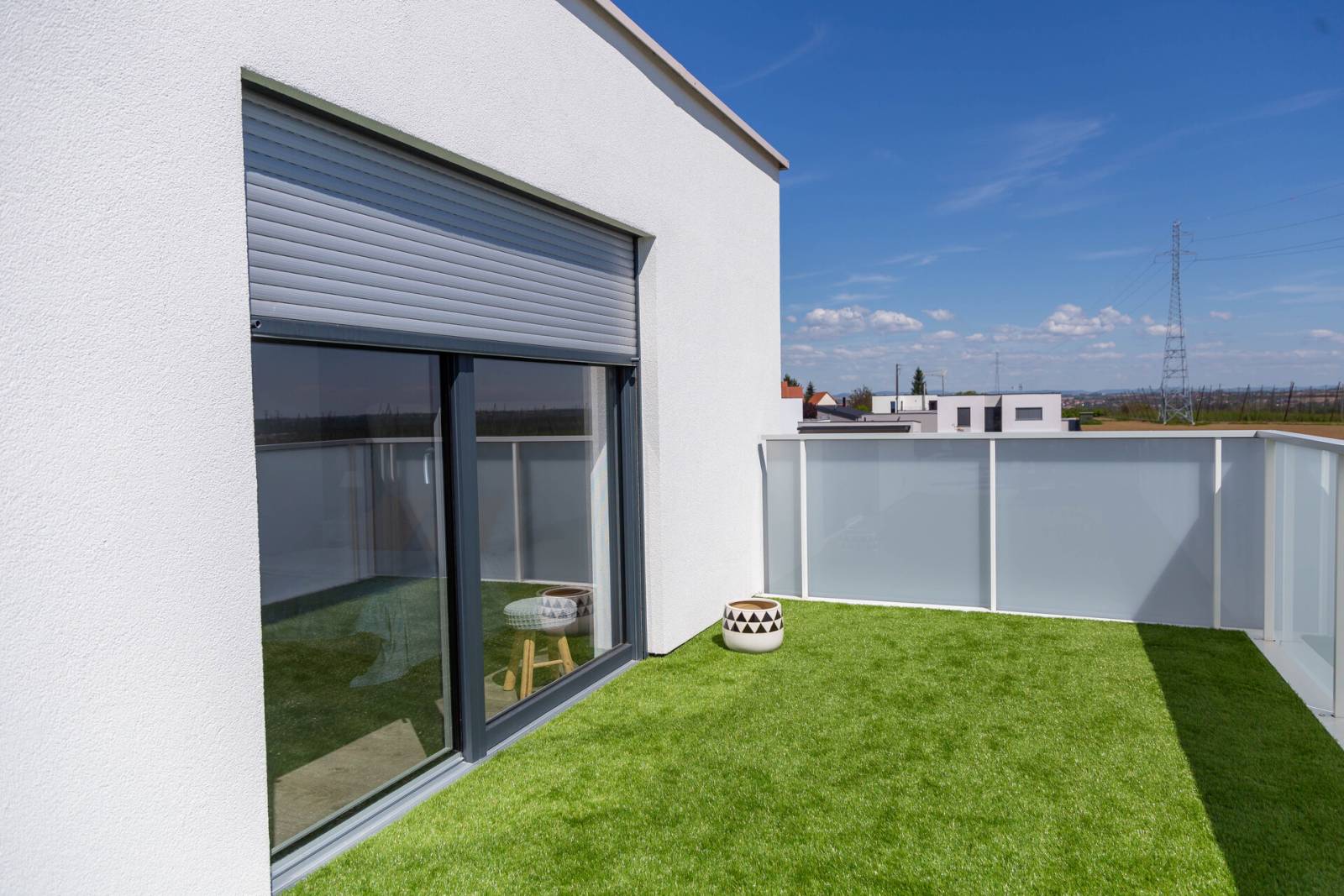 Volets roulants à Bordeaux : les solutions de protection solaire sur mesure proposées par Les Menuiseries de Capeyron pour améliorer votre confort