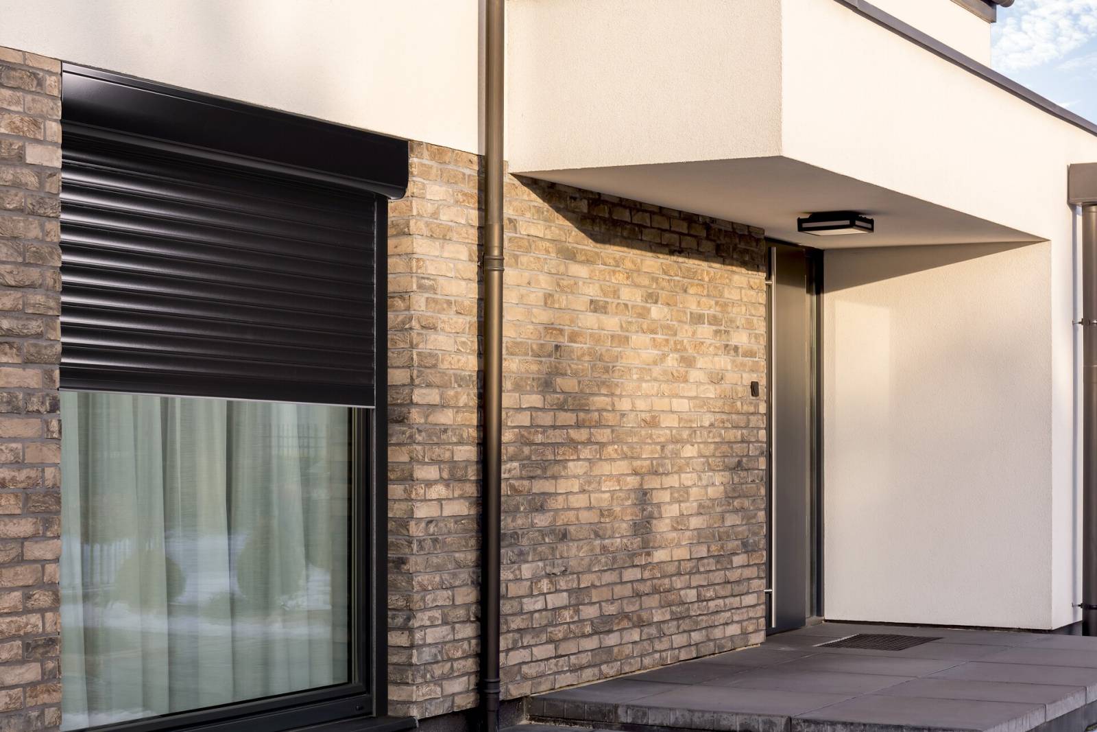 Volets roulants à Bordeaux : les solutions de protection solaire sur mesure proposées par Les Menuiseries de Capeyron pour améliorer votre confort