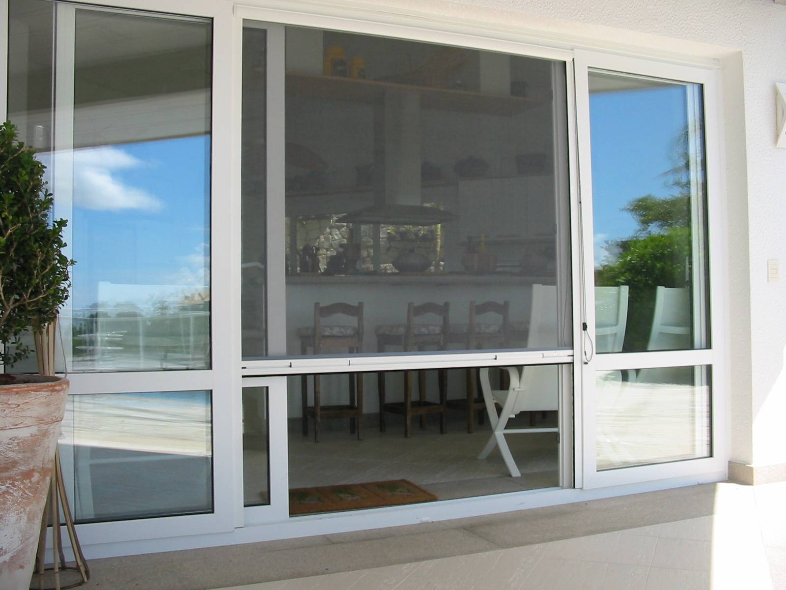 Moustiquaires autour de Bordeaux- Moustiquaires sur mesure à Bordeaux et en Gironde : les solutions des Menuiseries de Capeyron pour protéger votre maison tout en conservant confort et luminosité