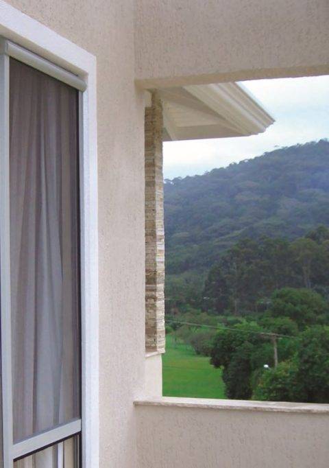 Devis gratuit pour la pose de moustiquaires à toutes les ouvertures d'une maison familiale de 150m² environ à Mérignac, en Gironde