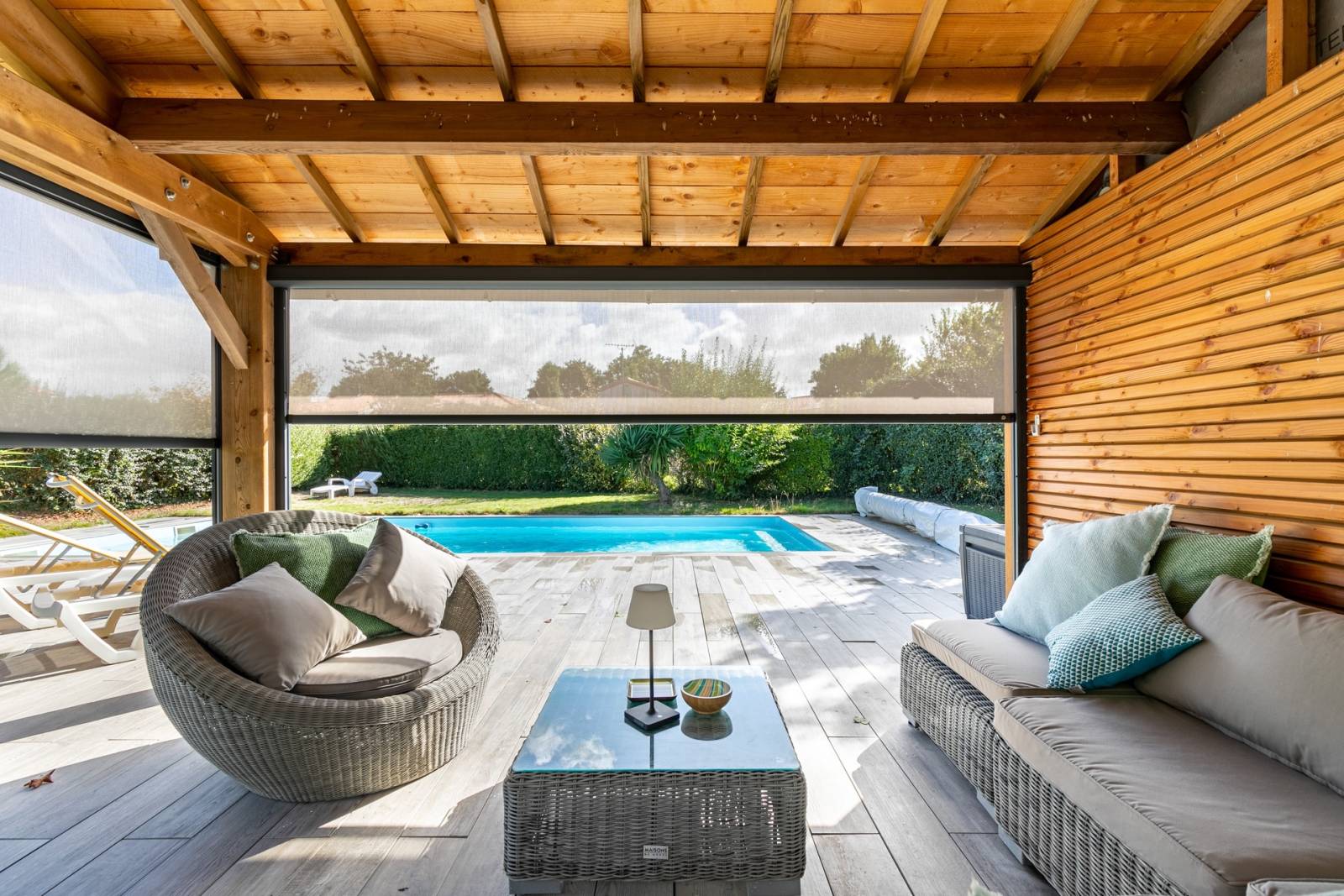 PROFITEZ DE VOTRE ETE A BORDEAUX: comment améliorer rapidement et efficacement le confort d’été avec des solutions extérieures adaptées ?