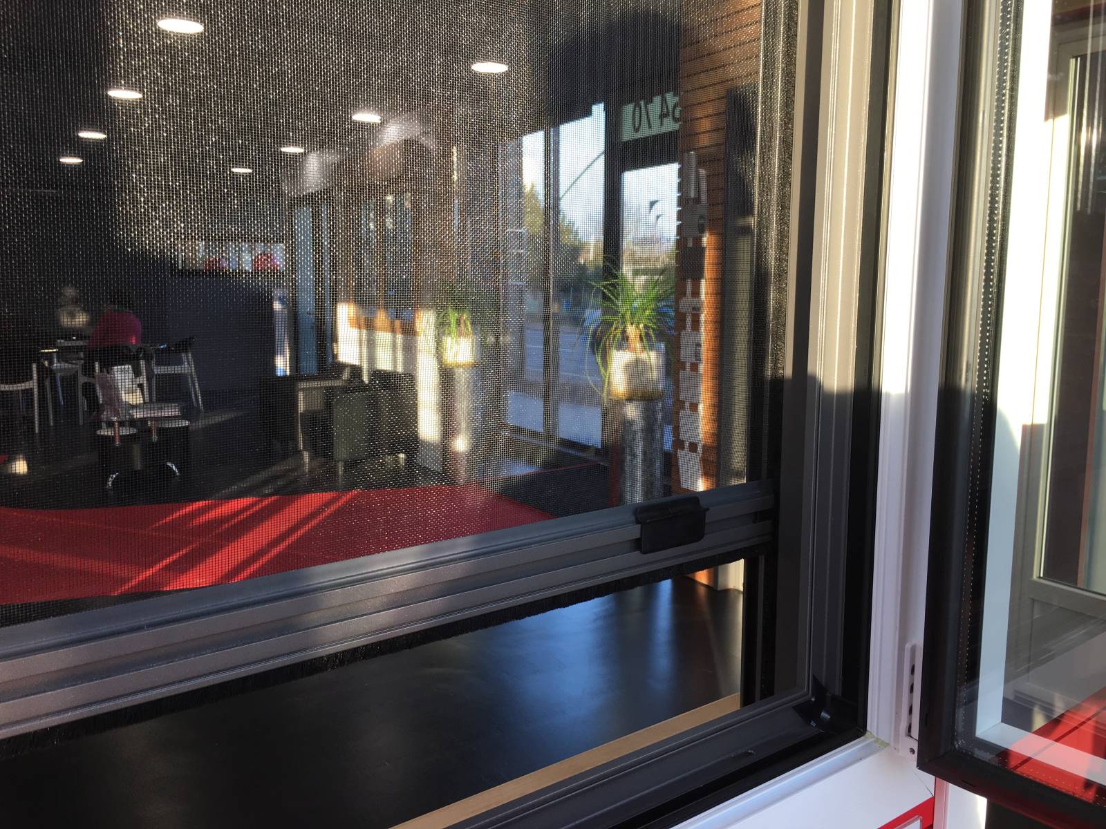 Installation de moustiquaire Soprofen sur-mesure pour votre domicile à Bordeaux