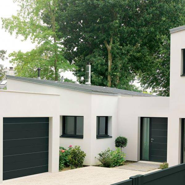 Besoin de nouvelles menuiseries, notre équipe à Mérignac vous accompagne dans votre projet de porte de garage sectionnelle