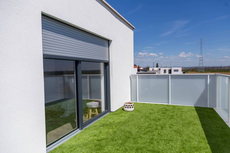 Volets roulants à Bordeaux : les solutions de protection solaire sur mesure proposées par Les Menuiseries de Capeyron pour améliorer votre confort