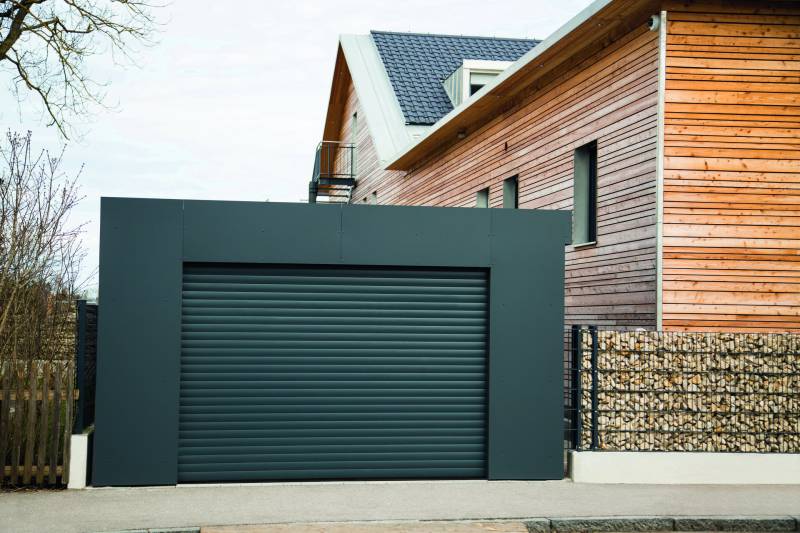 Fourniture et pose d'une porte de garage sectionnelle de couleur gris foncé dans une maison à Pessac, proche de Bordeaux
