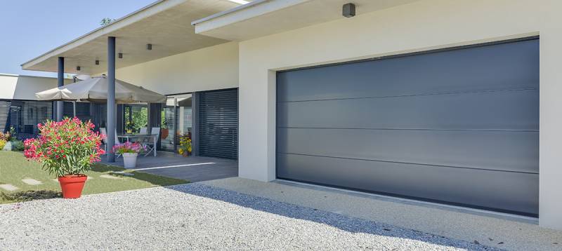 Entreprise qui fournis et installe portes de garage enroubles, sectionnelles et battantes sur mesure à Pessac