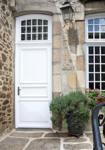 Personnalisation et pose de porte d'entrée en bois à Bordeaux centre 