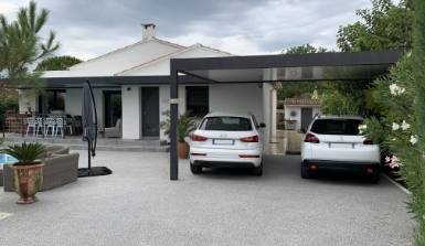 Devis gratuit en 48h pour l'installation d'un carport en aluminium dans un jardin à Pessac, proche Bordeaux, en Gironde